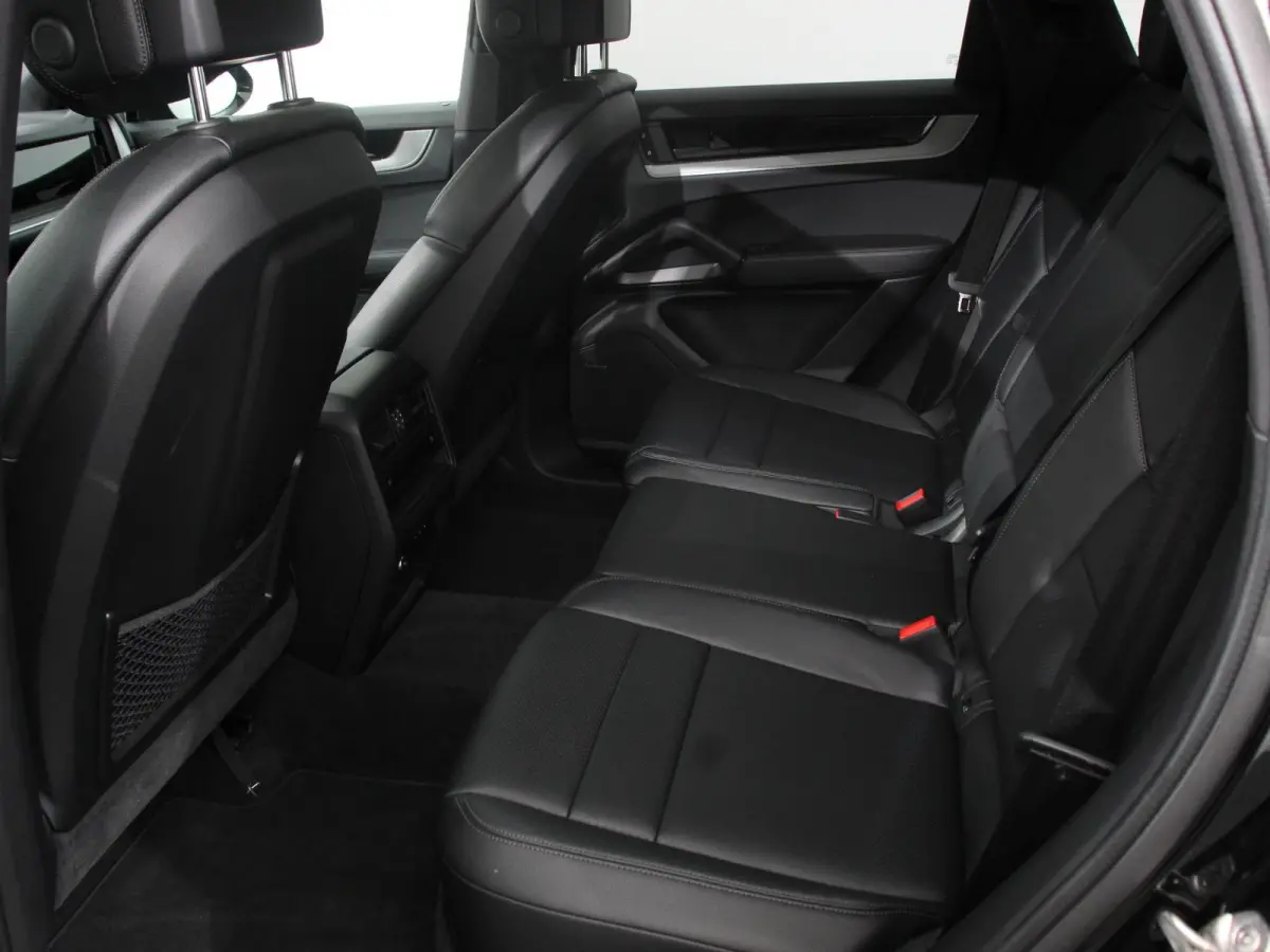 3.0 E-Hybrid Akrapovic met soundbox Luchtvering Leder Panoramadak Camera Navigatie Elektrische comfortstoelen DAB+ Led Adaptieve cruise control Climate control Lichtmetalen velgen Apple Carp