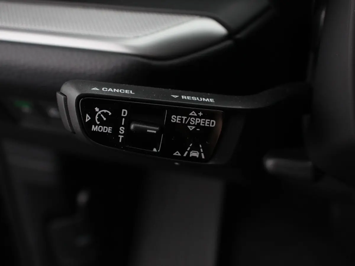 3.0 E-Hybrid Akrapovic met soundbox Luchtvering Leder Panoramadak Camera Navigatie Elektrische comfortstoelen DAB+ Led Adaptieve cruise control Climate control Lichtmetalen velgen Apple Carp