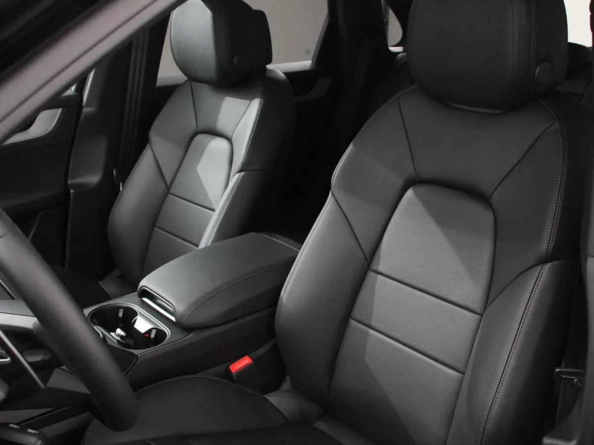 3.0 E-Hybrid Akrapovic met soundbox Luchtvering Leder Panoramadak Camera Navigatie Elektrische comfortstoelen DAB+ Led Adaptieve cruise control Climate control Lichtmetalen velgen Apple Carp