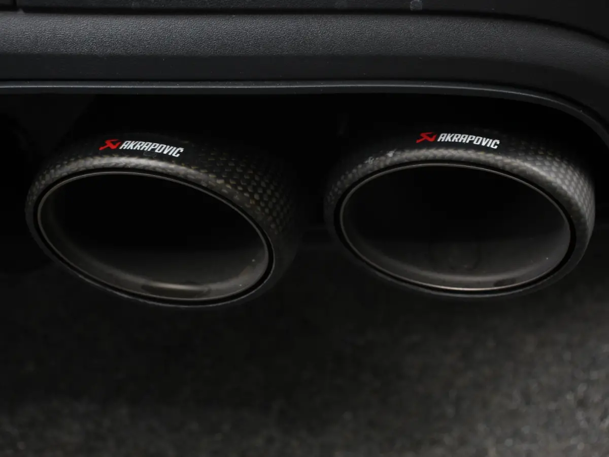 3.0 E-Hybrid Akrapovic met soundbox Luchtvering Leder Panoramadak Camera Navigatie Elektrische comfortstoelen DAB+ Led Adaptieve cruise control Climate control Lichtmetalen velgen Apple Carp