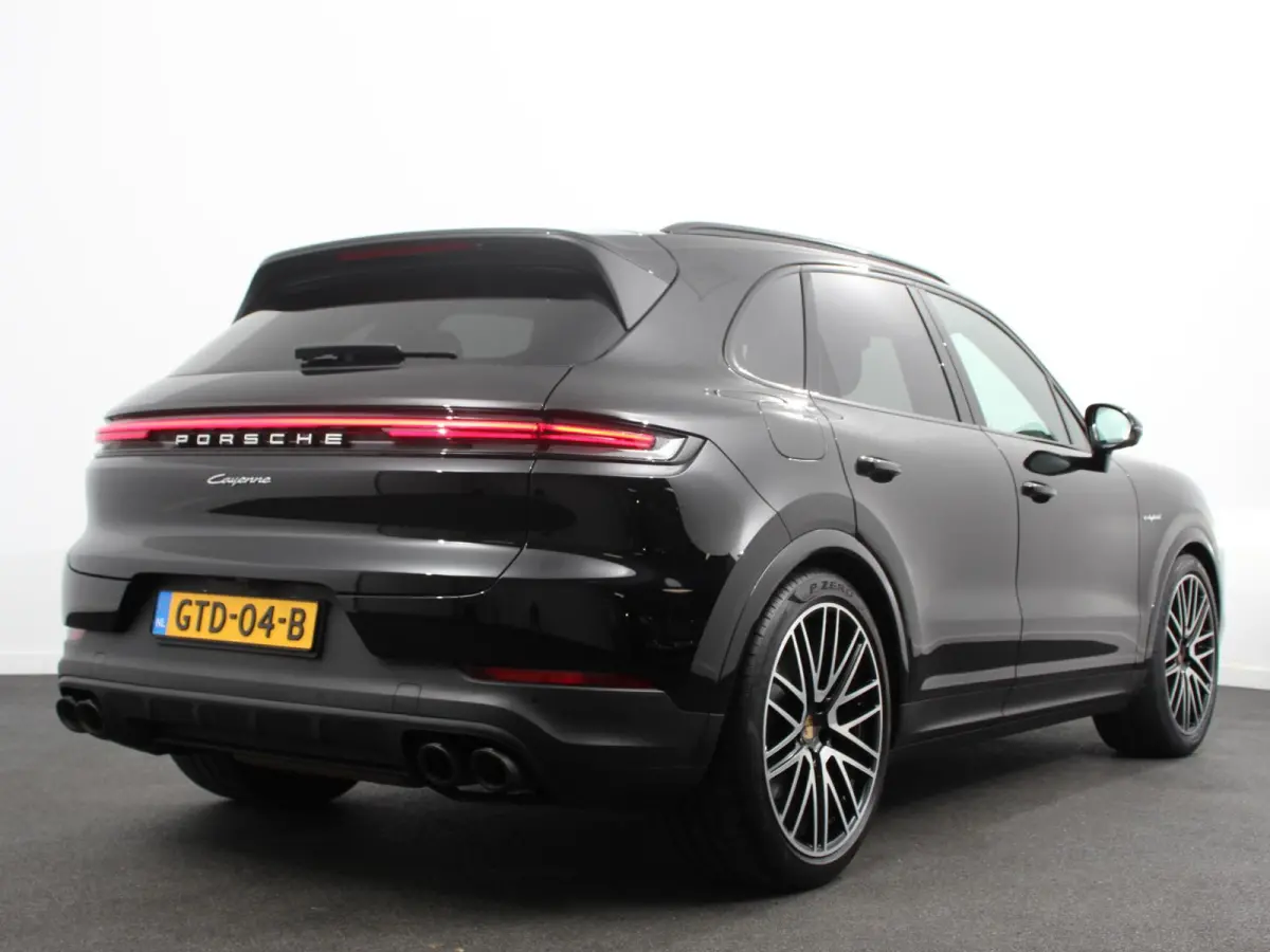 3.0 E-Hybrid Akrapovic met soundbox Luchtvering Leder Panoramadak Camera Navigatie Elektrische comfortstoelen DAB+ Led Adaptieve cruise control Climate control Lichtmetalen velgen Apple Carp