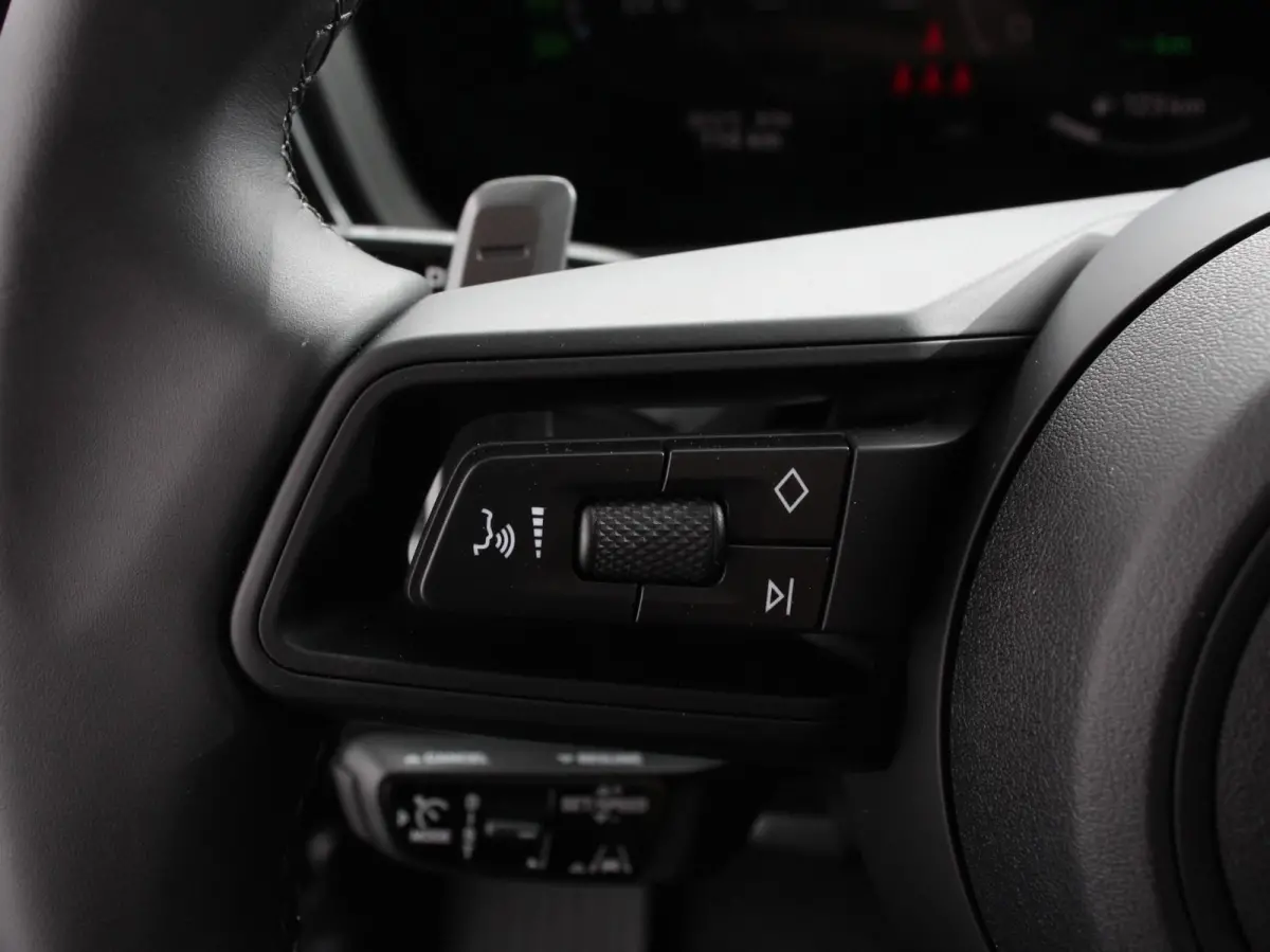 3.0 E-Hybrid Akrapovic met soundbox Luchtvering Leder Panoramadak Camera Navigatie Elektrische comfortstoelen DAB+ Led Adaptieve cruise control Climate control Lichtmetalen velgen Apple Carp