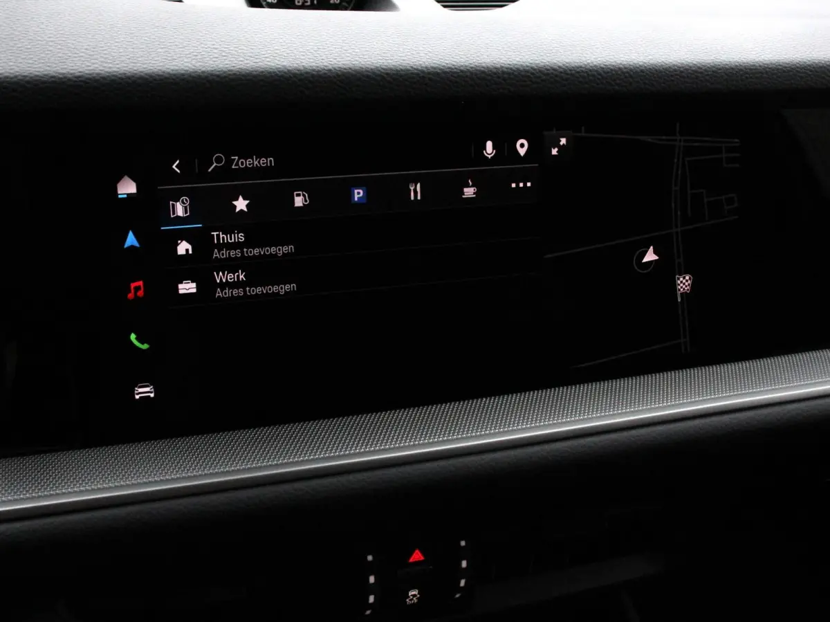 3.0 E-Hybrid Akrapovic met soundbox Luchtvering Leder Panoramadak Camera Navigatie Elektrische comfortstoelen DAB+ Led Adaptieve cruise control Climate control Lichtmetalen velgen Apple Carp