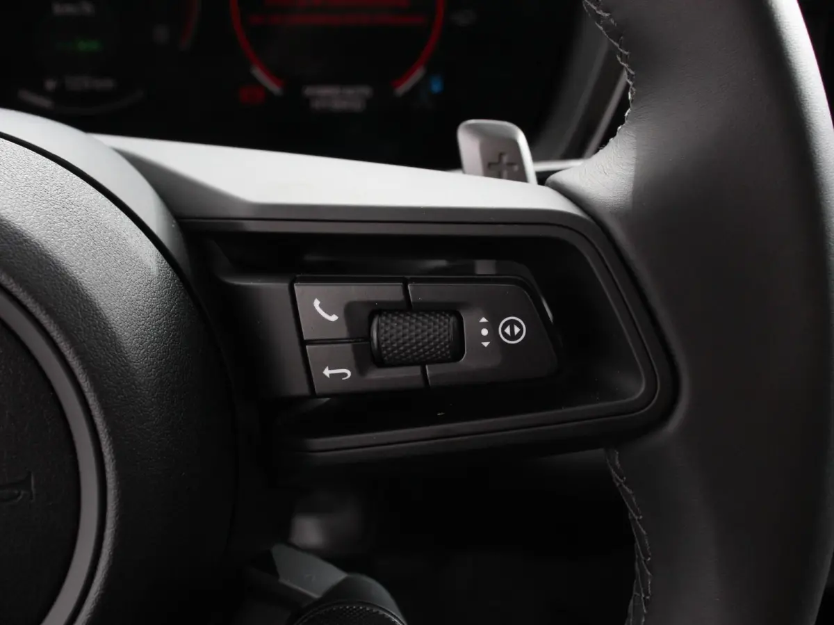3.0 E-Hybrid Akrapovic met soundbox Luchtvering Leder Panoramadak Camera Navigatie Elektrische comfortstoelen DAB+ Led Adaptieve cruise control Climate control Lichtmetalen velgen Apple Carp