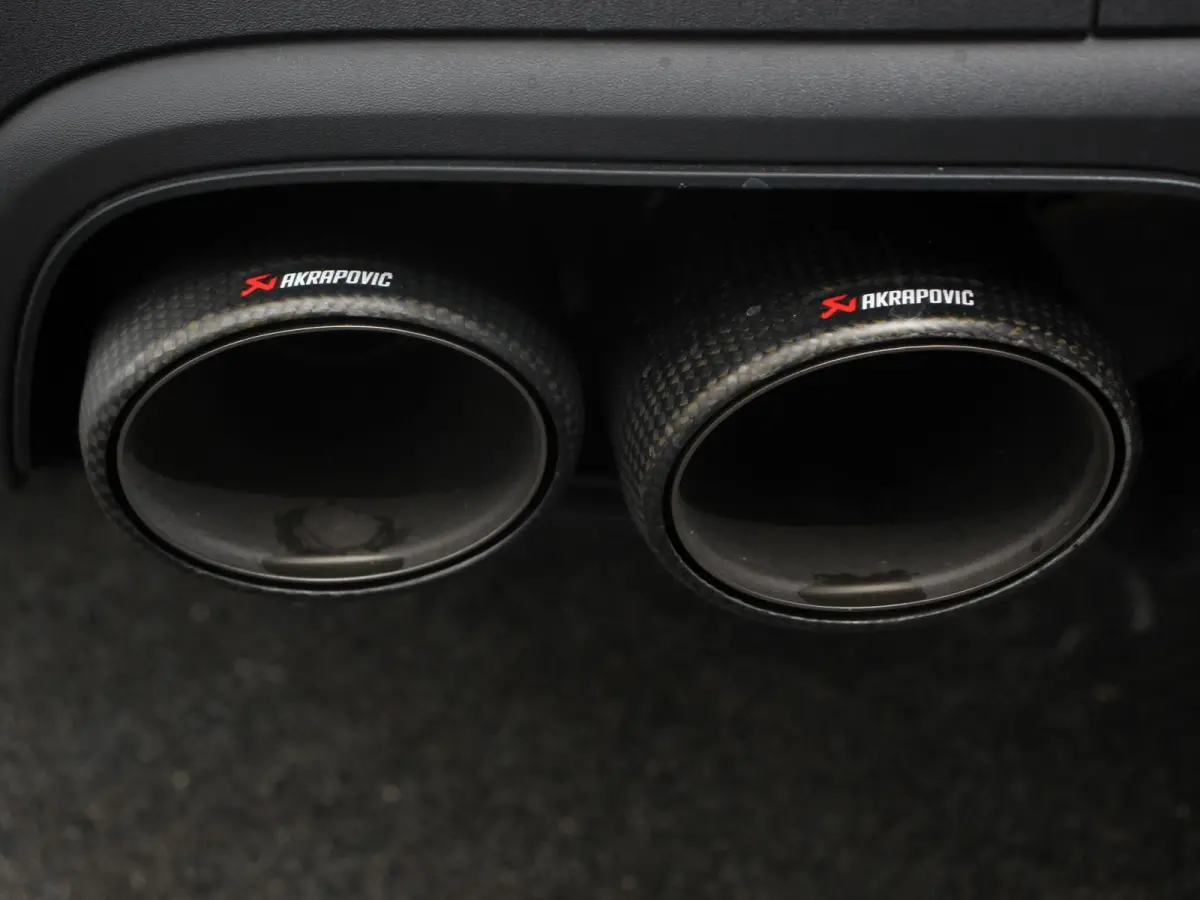 3.0 E-Hybrid Akrapovic met soundbox Luchtvering Leder Panoramadak Camera Navigatie Elektrische comfortstoelen DAB+ Led Adaptieve cruise control Climate control Lichtmetalen velgen Apple Carp