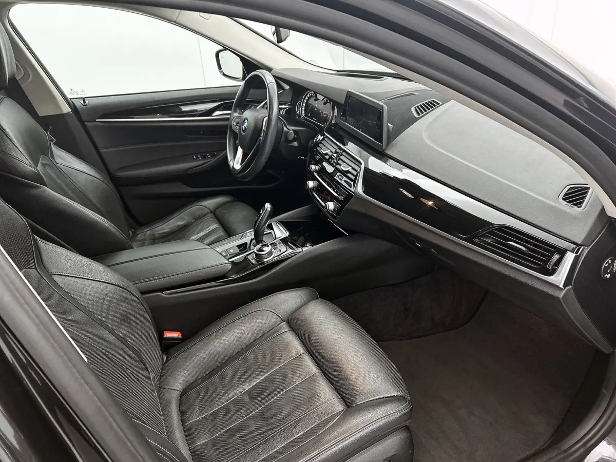 530i High Executive (Goed OndH, Navi, Stoel Ver + Koel, Camera, Head-up, Comfort Stoelen, Etc)