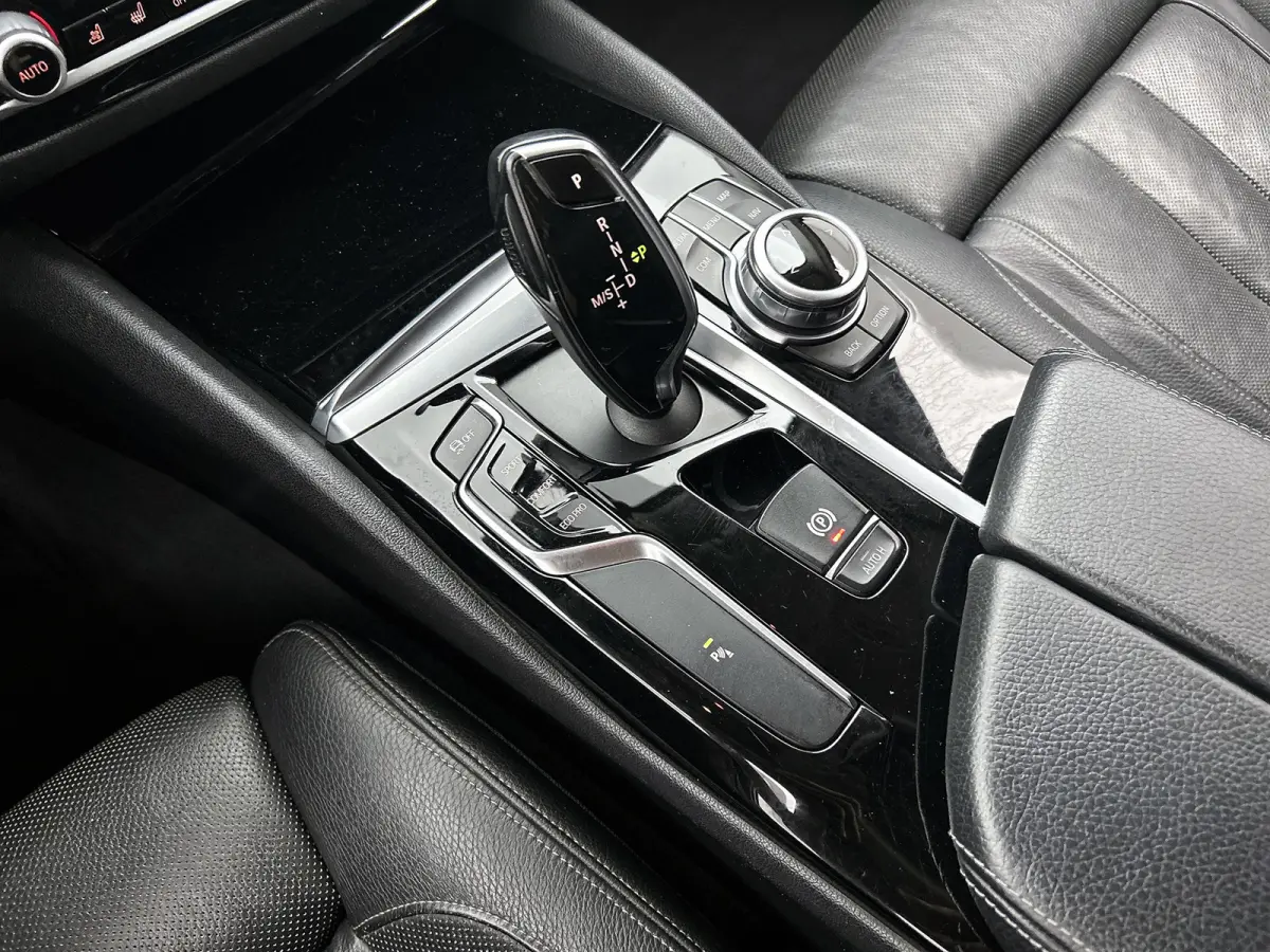 530i High Executive (Goed OndH, Navi, Stoel Ver + Koel, Camera, Head-up, Comfort Stoelen, Etc)