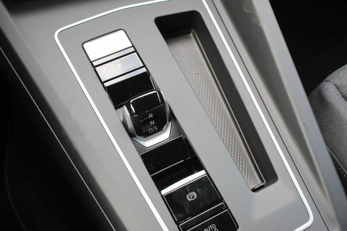 1.0 TSI 110pk Automaat Life Navigatie Climate Control Navigatie Camera Digitale Cockpit Parkeer sensoren  V+A DAB Cruise Control Lichtmetalen Velgen