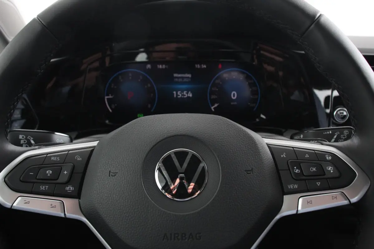 1.0 TSI 110pk Automaat Life Navigatie Climate Control Navigatie Camera Digitale Cockpit Parkeer sensoren  V+A DAB Cruise Control Lichtmetalen Velgen