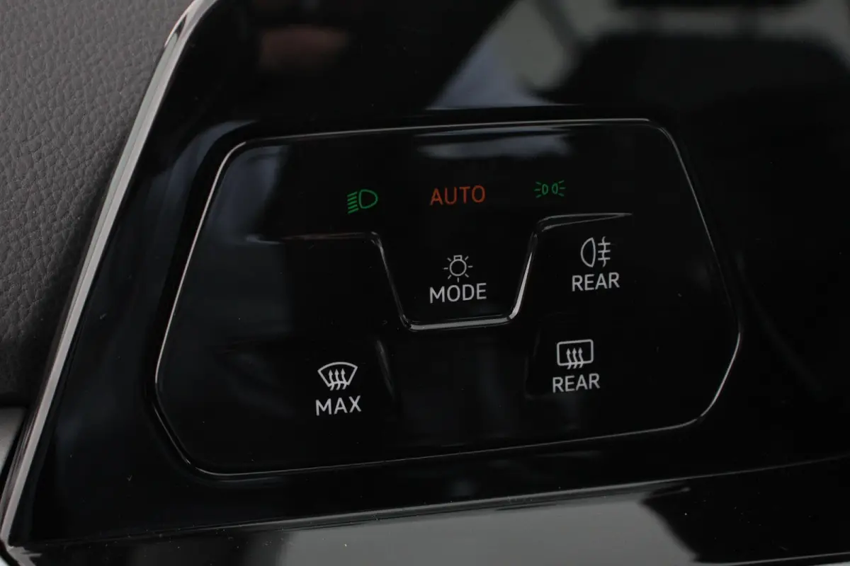 1.0 TSI 110pk Automaat Life Navigatie Climate Control Navigatie Camera Digitale Cockpit Parkeer sensoren  V+A DAB Cruise Control Lichtmetalen Velgen
