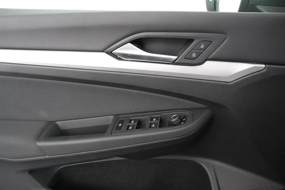 1.0 TSI 110pk Automaat Life Navigatie Climate Control Navigatie Camera Digitale Cockpit Parkeer sensoren  V+A DAB Cruise Control Lichtmetalen Velgen
