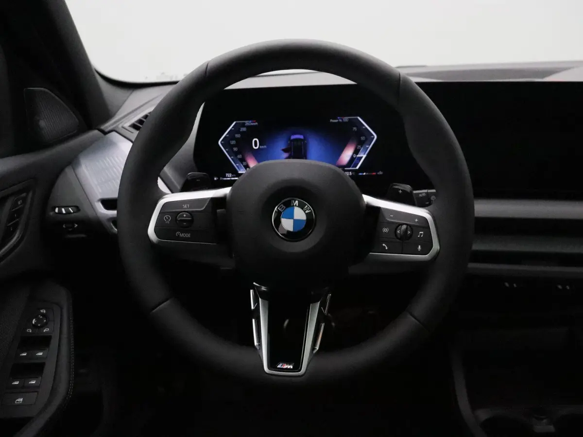 120 M Sport Design Edition | M Sportpakket Pro | Stuurwielrand Verwarmd | Panoramadak | 	Elektrisch Verstelbare Sportstoelen | Harman Kardon | 19''