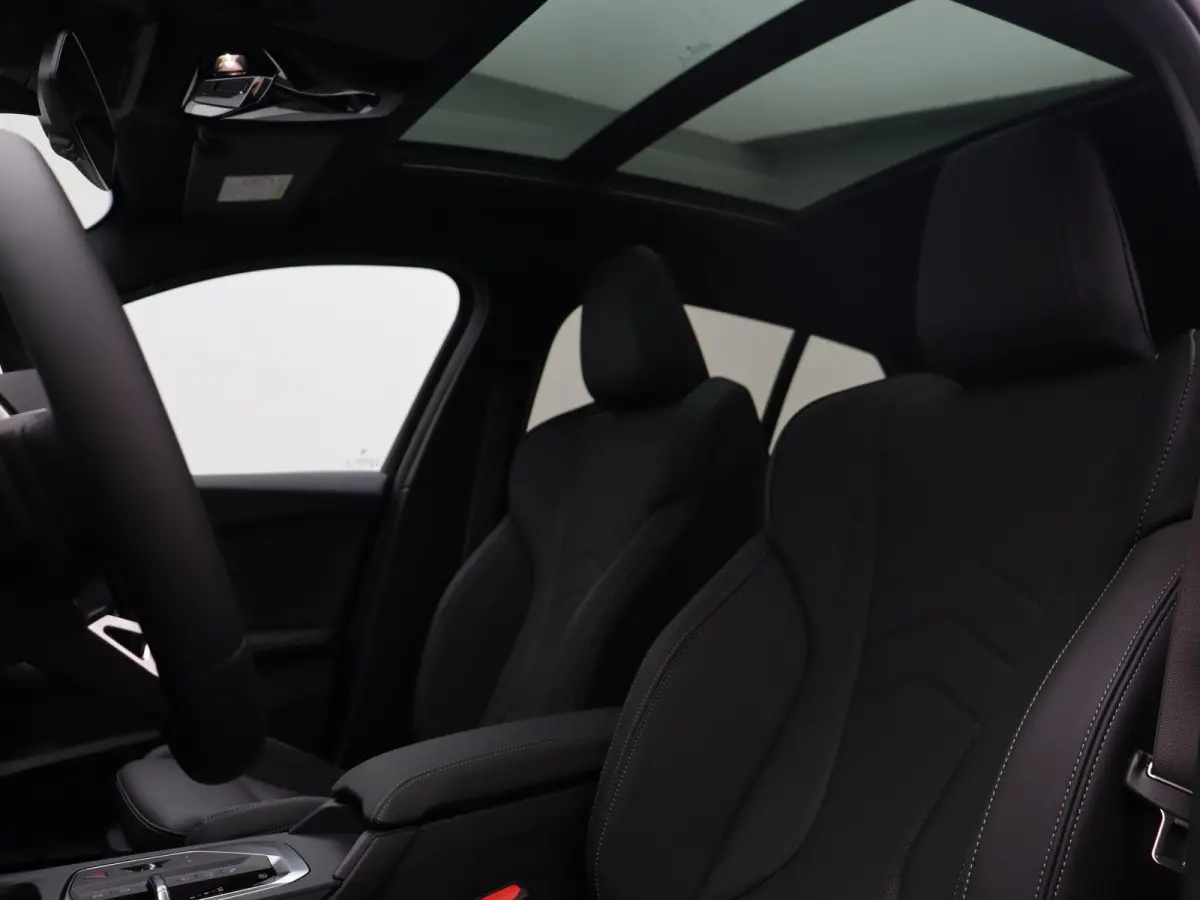 120 M Sport Design Edition | M Sportpakket Pro | Stuurwielrand Verwarmd | Panoramadak | 	Elektrisch Verstelbare Sportstoelen | Harman Kardon | 19''