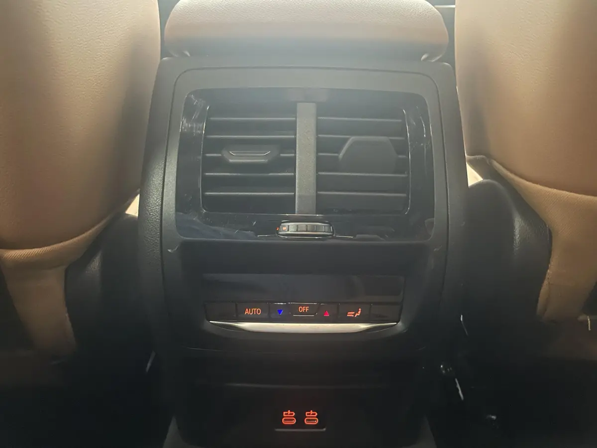 xDrive30e Trekhaak PDC VA + Camera Sportstoelen 19" M-Sport Stoelverwarming Cognac Leder Bekleding Privacy Glass DAB+ Navi Carplay Cruise Control