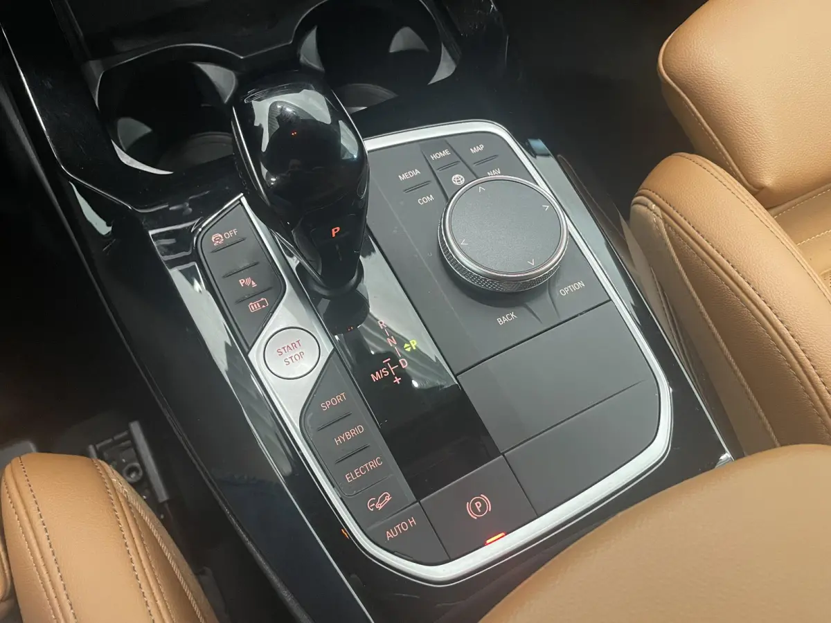 xDrive30e Trekhaak PDC VA + Camera Sportstoelen 19" M-Sport Stoelverwarming Cognac Leder Bekleding Privacy Glass DAB+ Navi Carplay Cruise Control