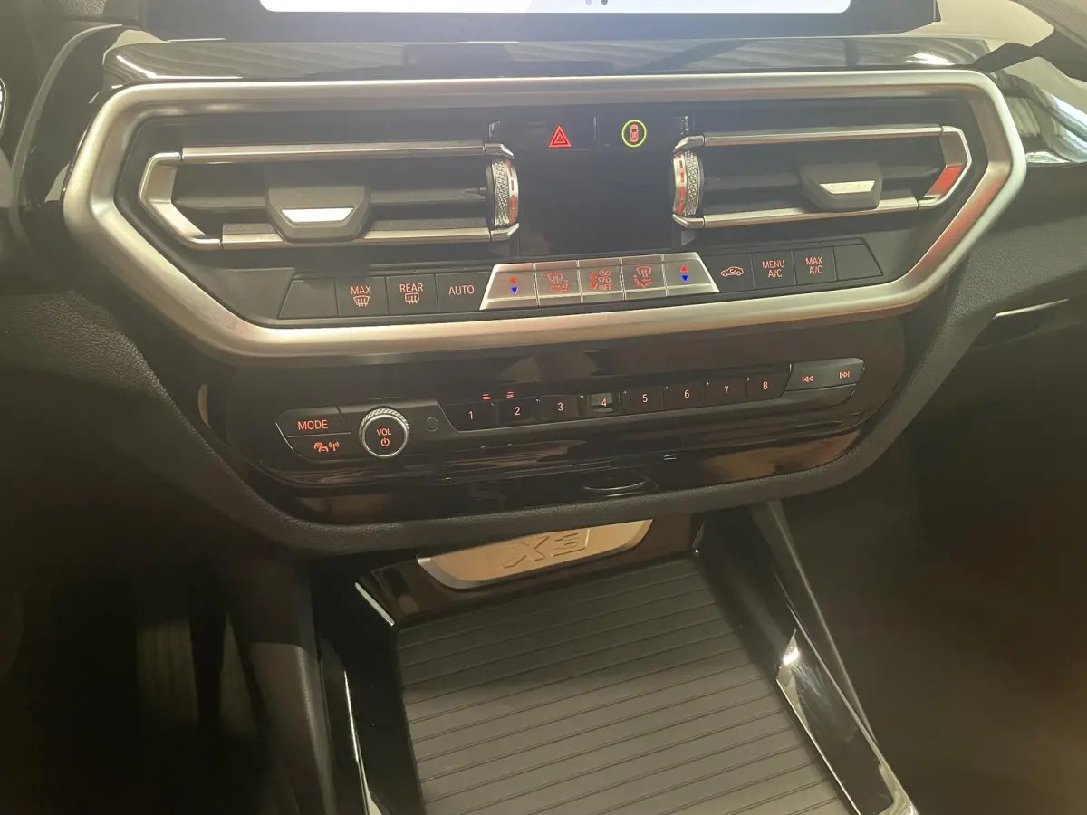 xDrive30e Trekhaak PDC VA + Camera Sportstoelen 19" M-Sport Stoelverwarming Cognac Leder Bekleding Privacy Glass DAB+ Navi Carplay Cruise Control
