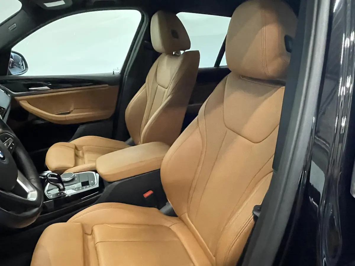 xDrive30e Trekhaak PDC VA + Camera Sportstoelen 19" M-Sport Stoelverwarming Cognac Leder Bekleding Privacy Glass DAB+ Navi Carplay Cruise Control