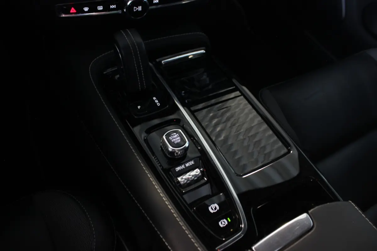 2.0 T6 Twin Engine AWD R-Design Head-Up | Harman/Kardon | Pano | Leder | Camera | Carplay | LED | Stoelverw. V+A | 18" LMV | PDC V+A