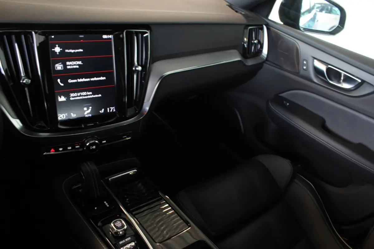 2.0 T6 Twin Engine AWD R-Design Head-Up | Harman/Kardon | Pano | Leder | Camera | Carplay | LED | Stoelverw. V+A | 18" LMV | PDC V+A
