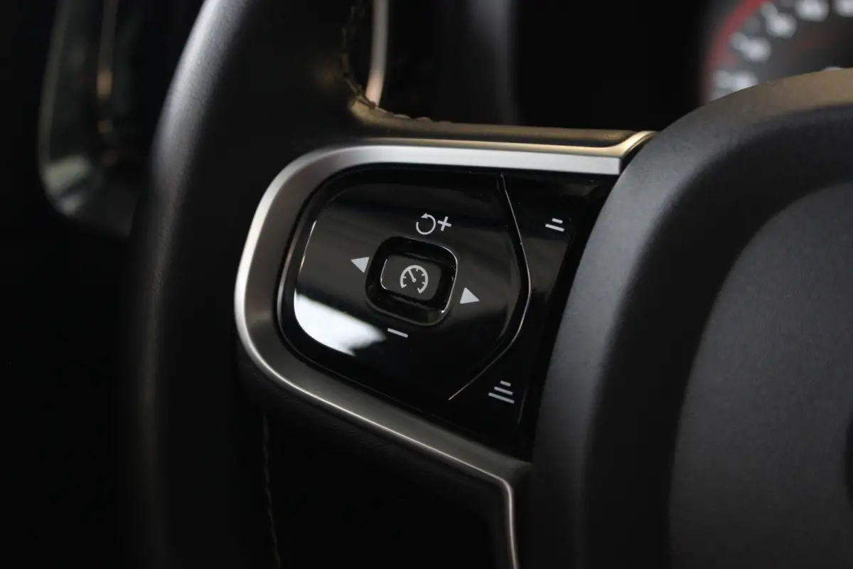 2.0 T6 Twin Engine AWD R-Design Head-Up | Harman/Kardon | Pano | Leder | Camera | Carplay | LED | Stoelverw. V+A | 18" LMV | PDC V+A
