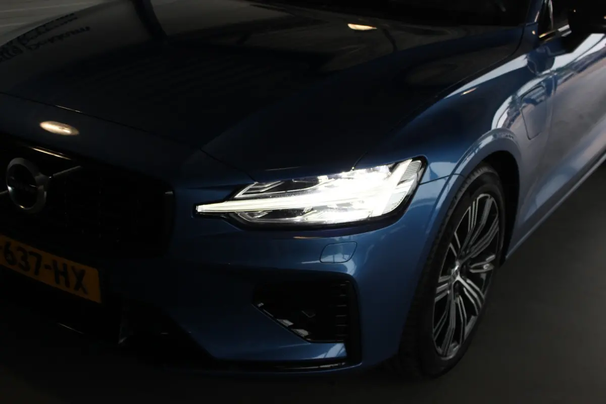 2.0 T6 Twin Engine AWD R-Design Head-Up | Harman/Kardon | Pano | Leder | Camera | Carplay | LED | Stoelverw. V+A | 18" LMV | PDC V+A
