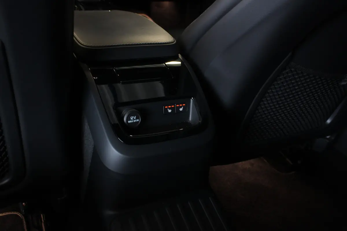 2.0 T6 Twin Engine AWD R-Design Head-Up | Harman/Kardon | Pano | Leder | Camera | Carplay | LED | Stoelverw. V+A | 18" LMV | PDC V+A