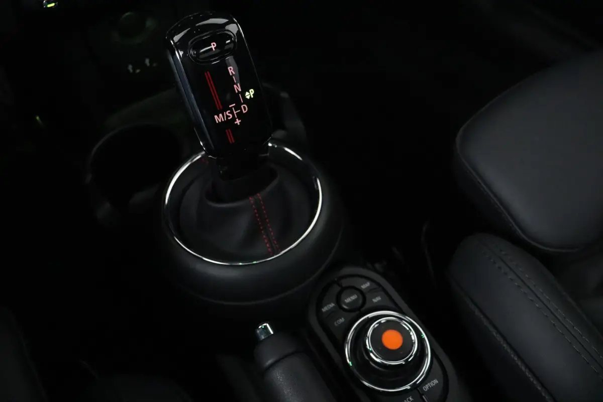 Mini 2.0 S Chili JCW Pakket (PANORAMADAK, DEALER ONDERHOUDEN, HEAD-UP, CARPLAY, NAVIGATIE, STOELVERWARMING)