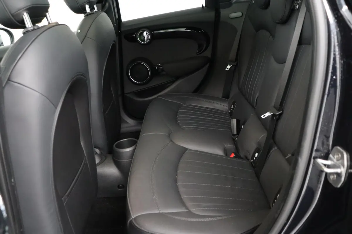 Mini 2.0 S Chili JCW Pakket (PANORAMADAK, DEALER ONDERHOUDEN, HEAD-UP, CARPLAY, NAVIGATIE, STOELVERWARMING)