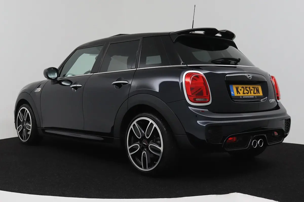 Mini 2.0 S Chili JCW Pakket (PANORAMADAK, DEALER ONDERHOUDEN, HEAD-UP, CARPLAY, NAVIGATIE, STOELVERWARMING)
