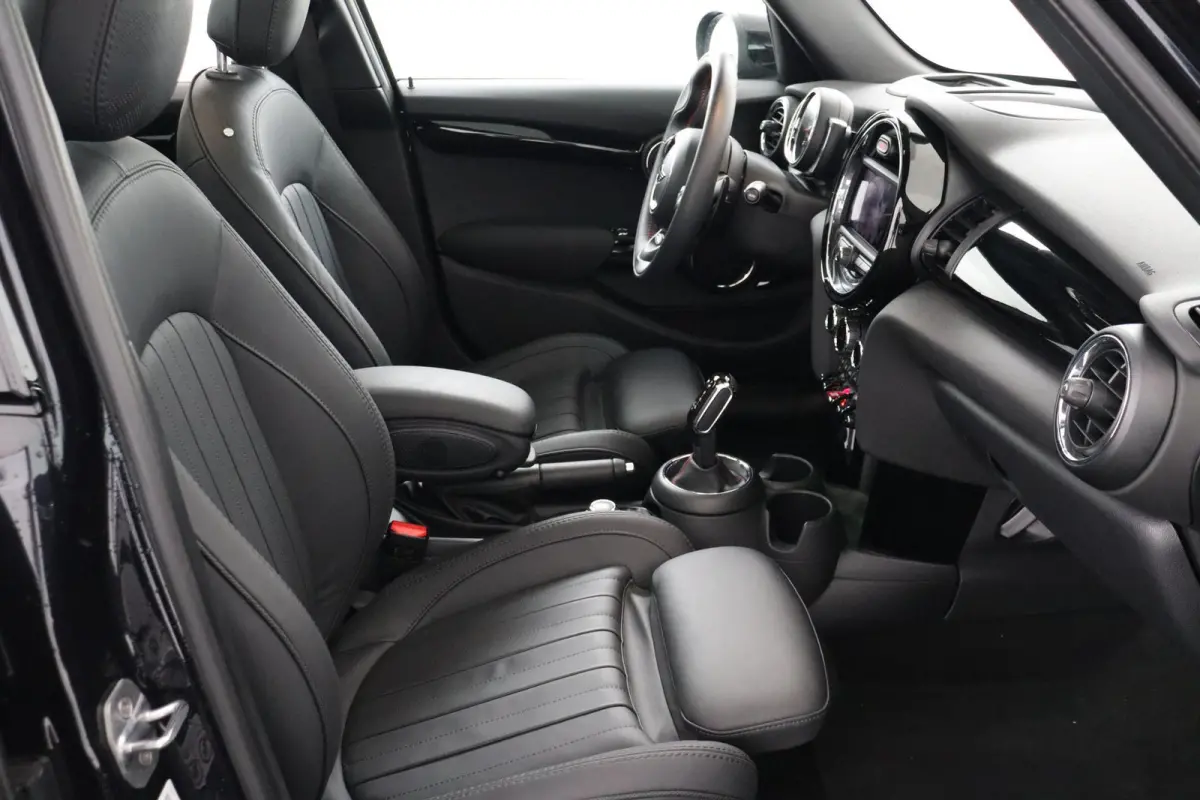 Mini 2.0 S Chili JCW Pakket (PANORAMADAK, DEALER ONDERHOUDEN, HEAD-UP, CARPLAY, NAVIGATIE, STOELVERWARMING)