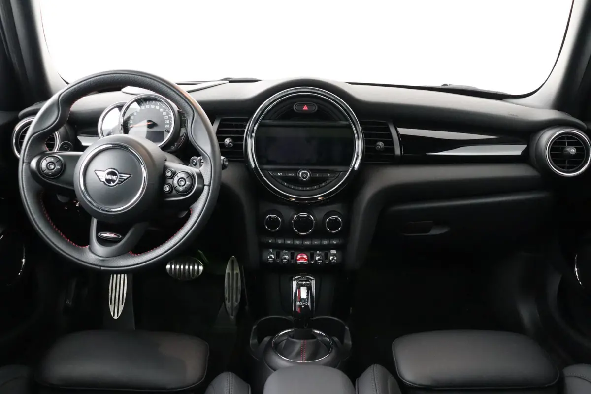 Mini 2.0 S Chili JCW Pakket (PANORAMADAK, DEALER ONDERHOUDEN, HEAD-UP, CARPLAY, NAVIGATIE, STOELVERWARMING)