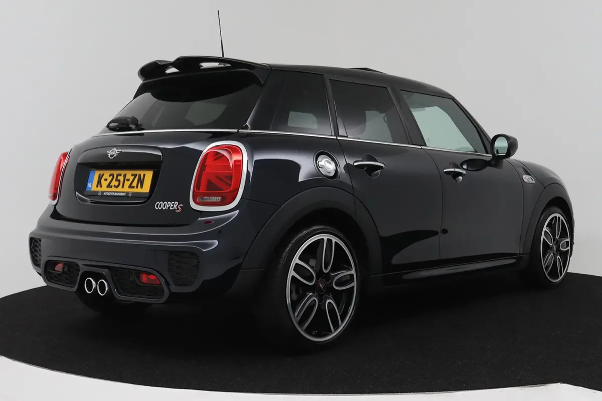 Mini 2.0 S Chili JCW Pakket (PANORAMADAK, DEALER ONDERHOUDEN, HEAD-UP, CARPLAY, NAVIGATIE, STOELVERWARMING)