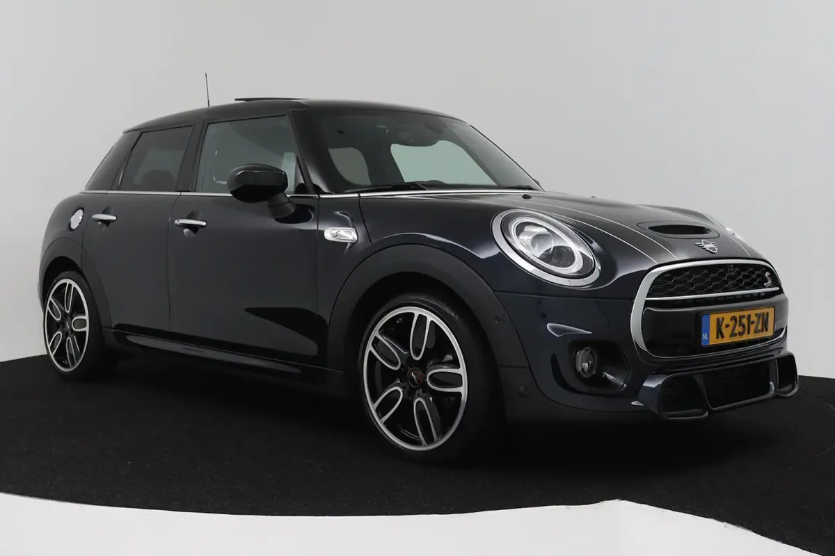 Mini 2.0 S Chili JCW Pakket (PANORAMADAK, DEALER ONDERHOUDEN, HEAD-UP, CARPLAY, NAVIGATIE, STOELVERWARMING)