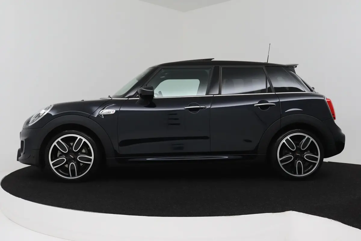 Mini 2.0 S Chili JCW Pakket (PANORAMADAK, DEALER ONDERHOUDEN, HEAD-UP, CARPLAY, NAVIGATIE, STOELVERWARMING)