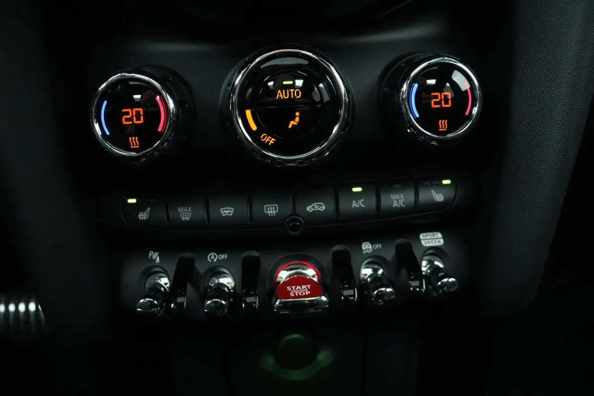 Mini 2.0 S Chili JCW Pakket (PANORAMADAK, DEALER ONDERHOUDEN, HEAD-UP, CARPLAY, NAVIGATIE, STOELVERWARMING)