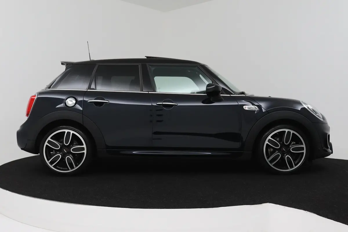 Mini 2.0 S Chili JCW Pakket (PANORAMADAK, DEALER ONDERHOUDEN, HEAD-UP, CARPLAY, NAVIGATIE, STOELVERWARMING)