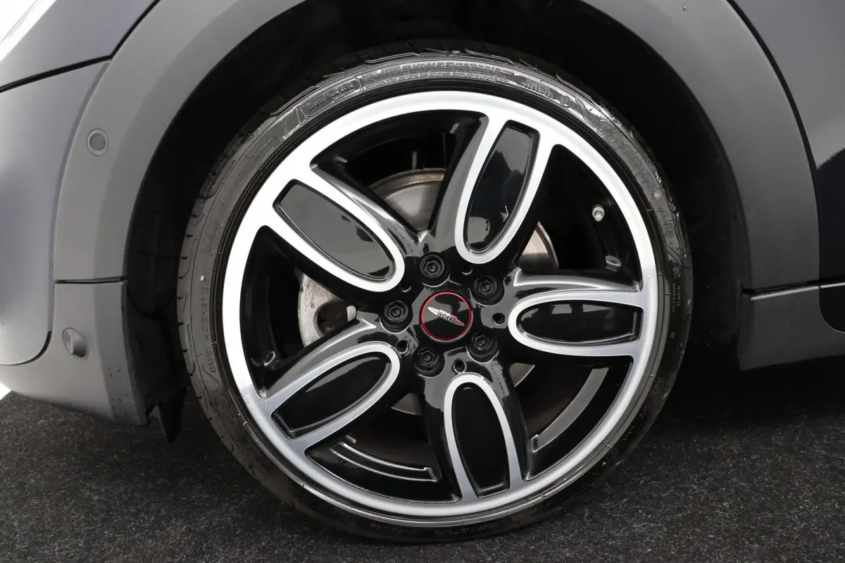Mini 2.0 S Chili JCW Pakket (PANORAMADAK, DEALER ONDERHOUDEN, HEAD-UP, CARPLAY, NAVIGATIE, STOELVERWARMING)