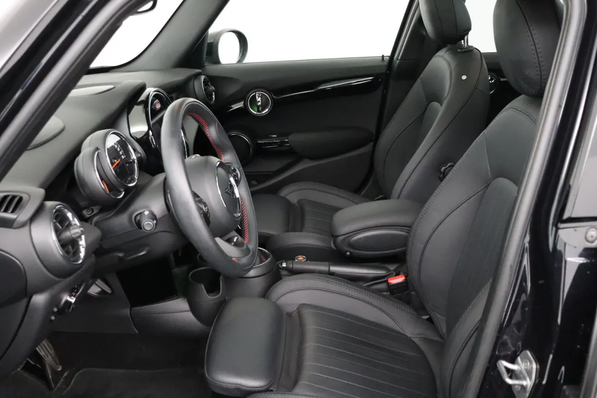 Mini 2.0 S Chili JCW Pakket (PANORAMADAK, DEALER ONDERHOUDEN, HEAD-UP, CARPLAY, NAVIGATIE, STOELVERWARMING)