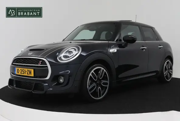 Mini 2.0 S Chili JCW Pakket (PANORAMADAK, DEALER ONDERHOUDEN, HEAD-UP, CARPLAY, NAVIGATIE, STOELVERWARMING)