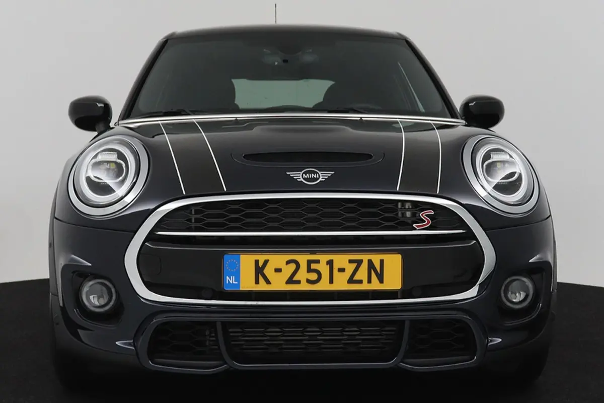 Mini 2.0 S Chili JCW Pakket (PANORAMADAK, DEALER ONDERHOUDEN, HEAD-UP, CARPLAY, NAVIGATIE, STOELVERWARMING)