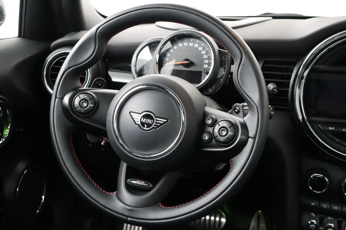 Mini 2.0 S Chili JCW Pakket (PANORAMADAK, DEALER ONDERHOUDEN, HEAD-UP, CARPLAY, NAVIGATIE, STOELVERWARMING)
