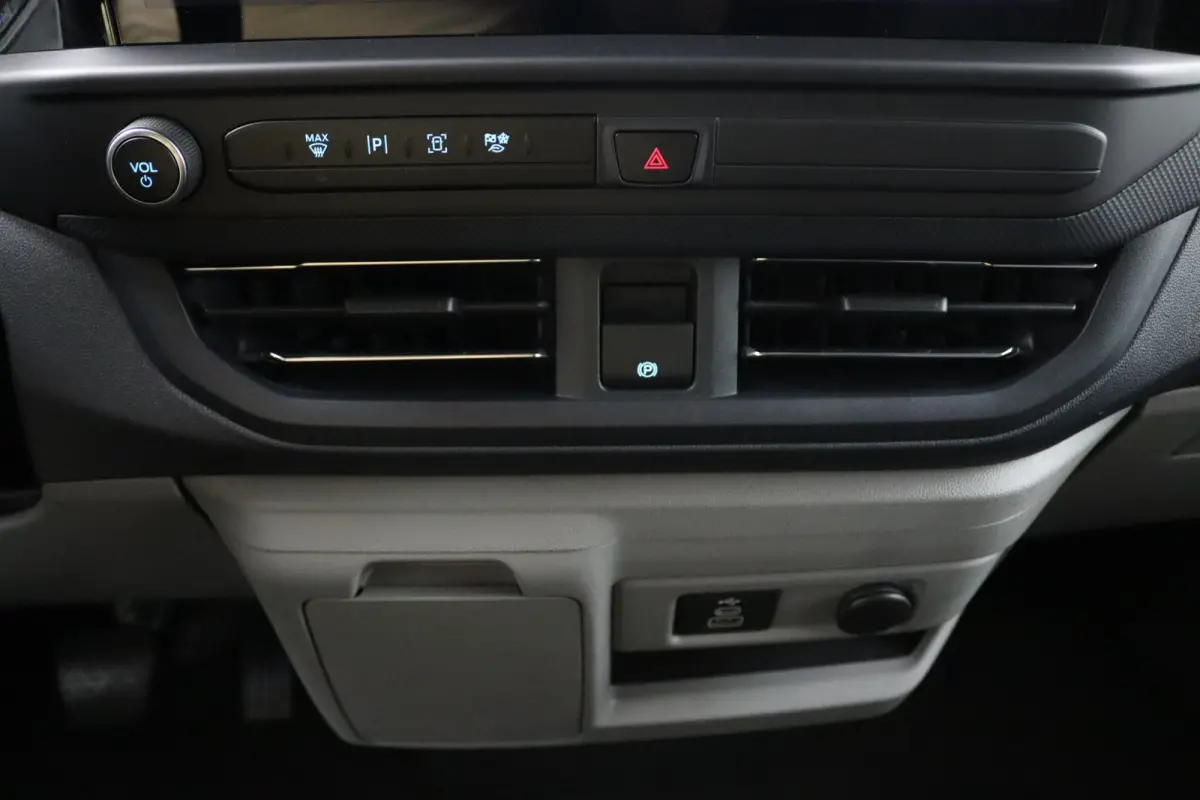 Tourneo 340 2.5 PHEV L2H1 Limited | 8-Persoons | Trekhaak | Toegang zero emissiezone  | CarPlay/Android Auto | Camera | Schuifdeur | LED | Keyless | Lichtmetalen Velgen | Stoelverwarming | M