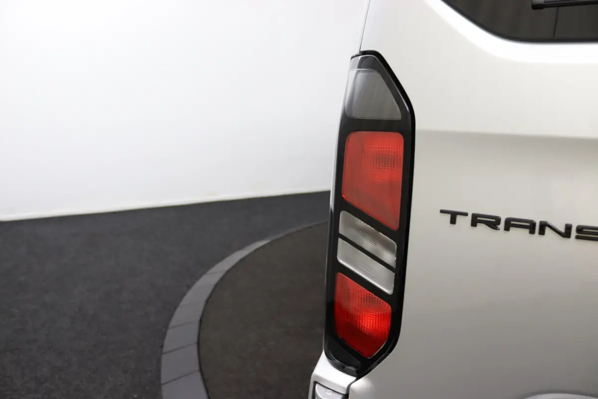 Tourneo 340 2.5 PHEV L2H1 Limited | 8-Persoons | Trekhaak | Toegang zero emissiezone  | CarPlay/Android Auto | Camera | Schuifdeur | LED | Keyless | Lichtmetalen Velgen | Stoelverwarming | M