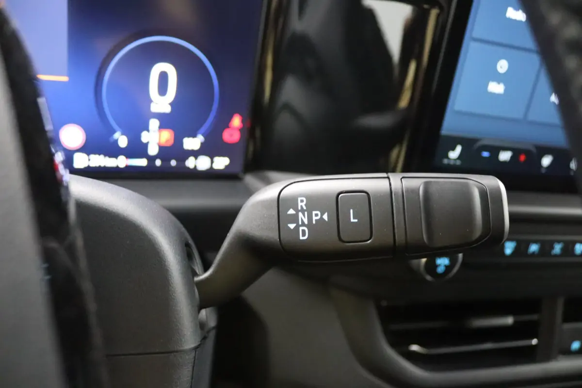 Tourneo 340 2.5 PHEV L2H1 Limited | 8-Persoons | Trekhaak | Toegang zero emissiezone  | CarPlay/Android Auto | Camera | Schuifdeur | LED | Keyless | Lichtmetalen Velgen | Stoelverwarming | M