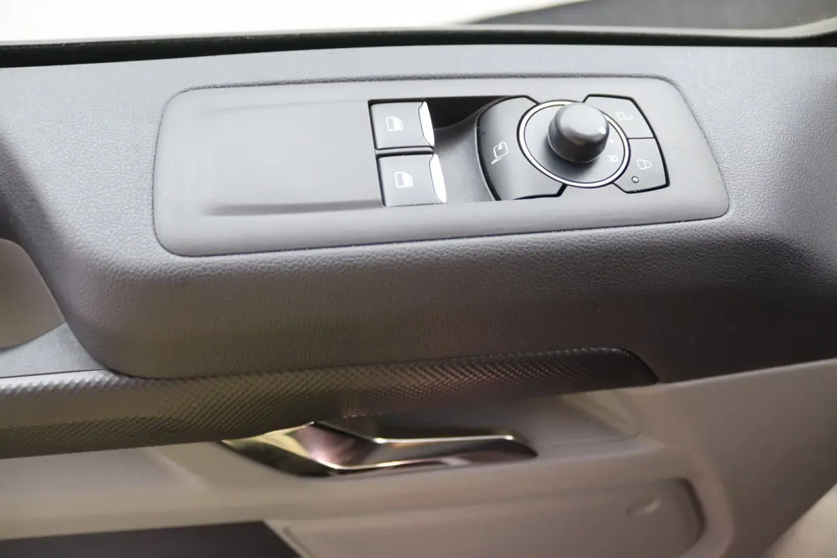 Tourneo 340 2.5 PHEV L2H1 Limited | 8-Persoons | Trekhaak | Toegang zero emissiezone  | CarPlay/Android Auto | Camera | Schuifdeur | LED | Keyless | Lichtmetalen Velgen | Stoelverwarming | M