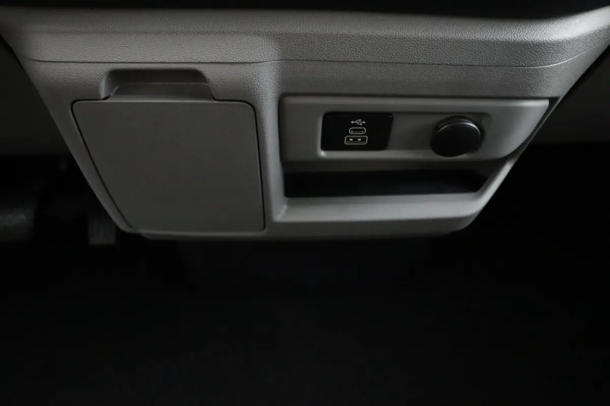 Tourneo 340 2.5 PHEV L2H1 Limited | 8-Persoons | Trekhaak | Toegang zero emissiezone  | CarPlay/Android Auto | Camera | Schuifdeur | LED | Keyless | Lichtmetalen Velgen | Stoelverwarming | M