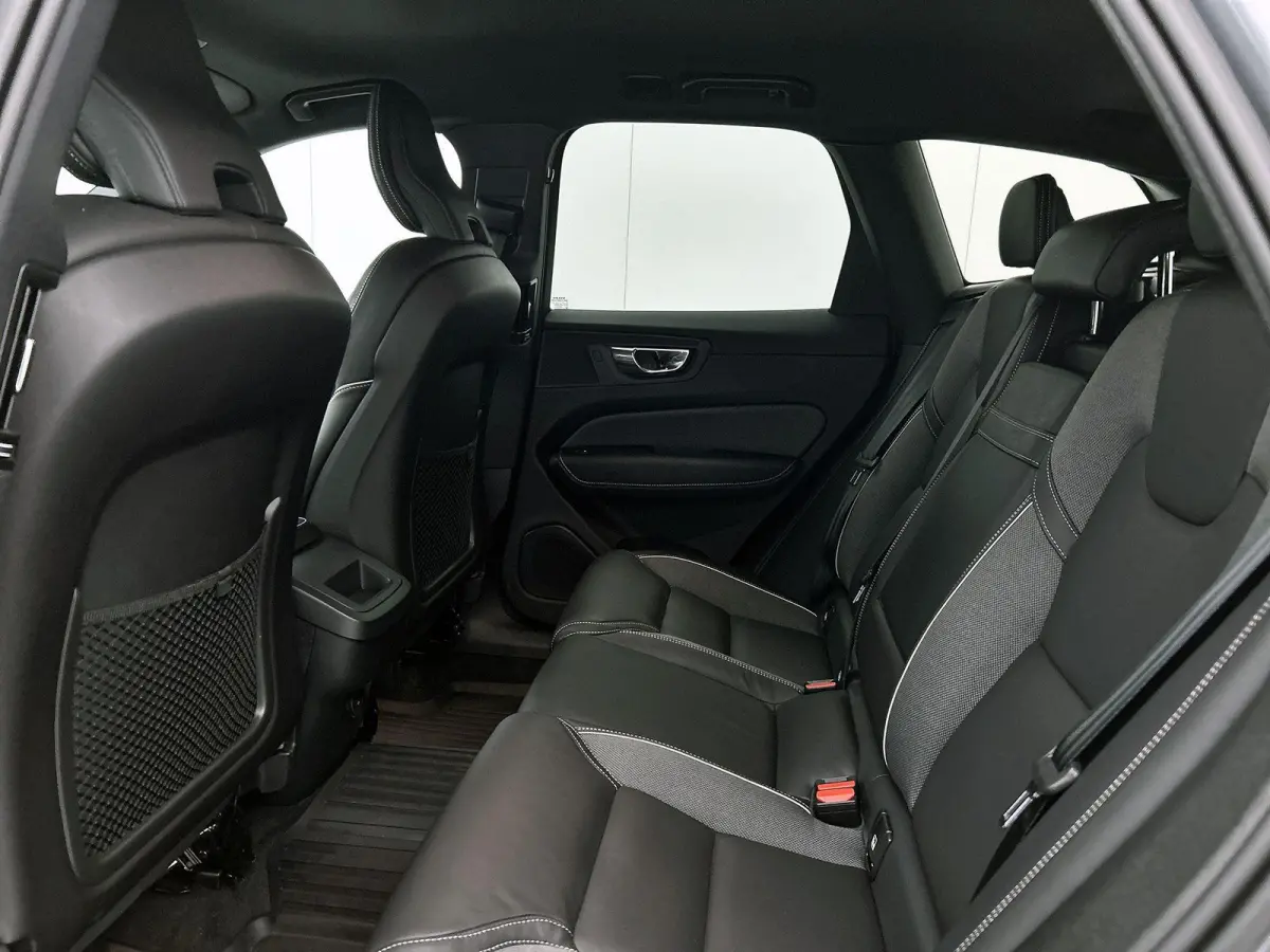 2.0 B5 R-Design | TREKHAAK | STOEL-STUURWIELVERWARMING | CAMERA | NAVIGATIE | HARMAN KARDON | ELEKTRISCHE STOELVERSTELLING