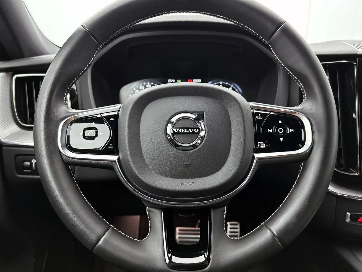 2.0 B5 R-Design | TREKHAAK | STOEL-STUURWIELVERWARMING | CAMERA | NAVIGATIE | HARMAN KARDON | ELEKTRISCHE STOELVERSTELLING