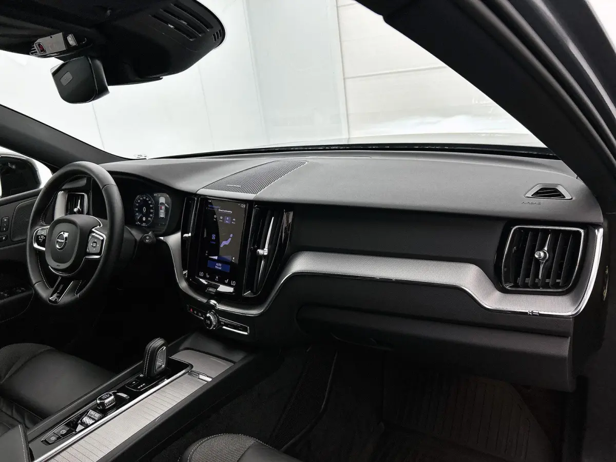 2.0 B5 R-Design | TREKHAAK | STOEL-STUURWIELVERWARMING | CAMERA | NAVIGATIE | HARMAN KARDON | ELEKTRISCHE STOELVERSTELLING