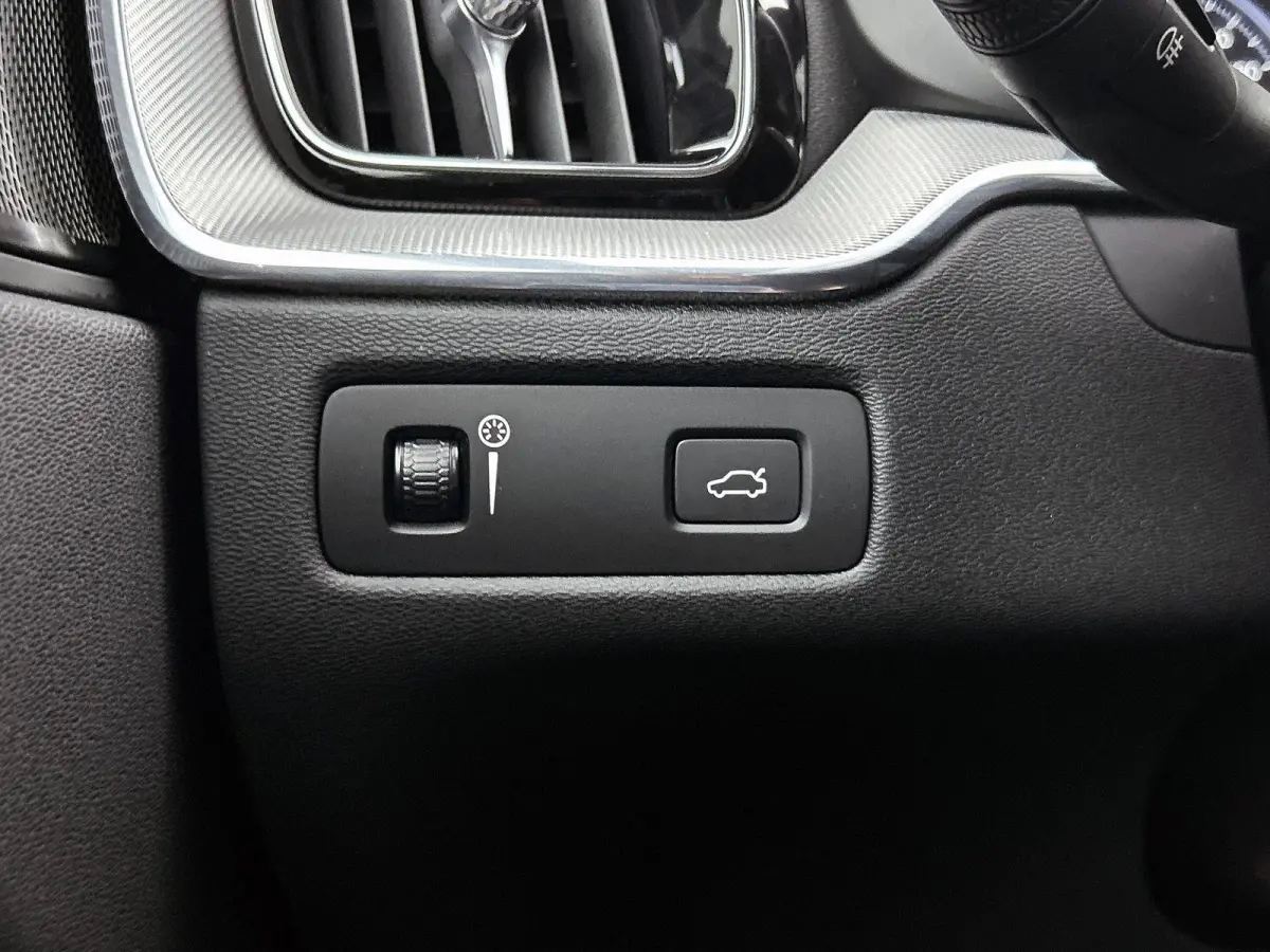 2.0 B5 R-Design | TREKHAAK | STOEL-STUURWIELVERWARMING | CAMERA | NAVIGATIE | HARMAN KARDON | ELEKTRISCHE STOELVERSTELLING